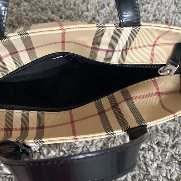 Burberry gorgeous bag 💯 authentic - Picture 9 of 12